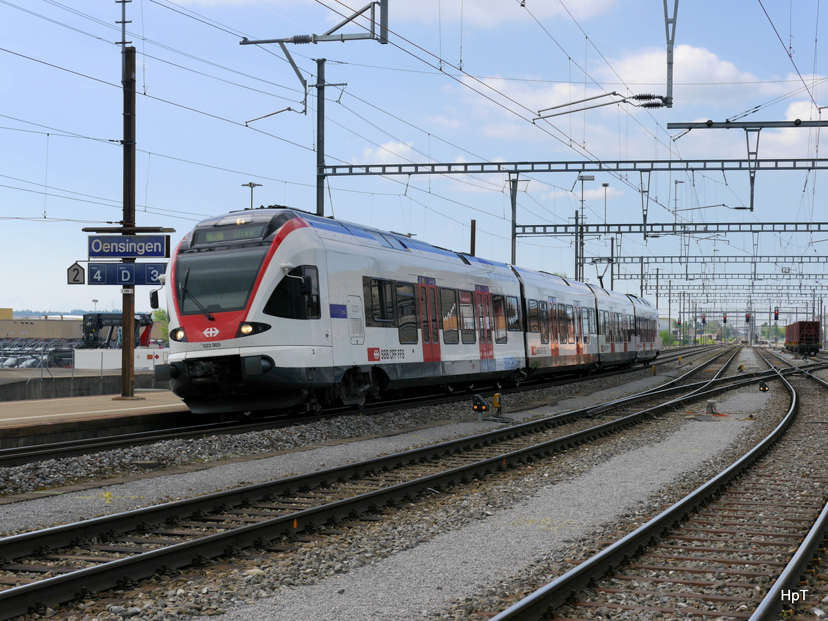 SBB - Triebzug RABe 523 003-7 bei der einfahrt im Bahnhof Oensingen am 13.04.2017