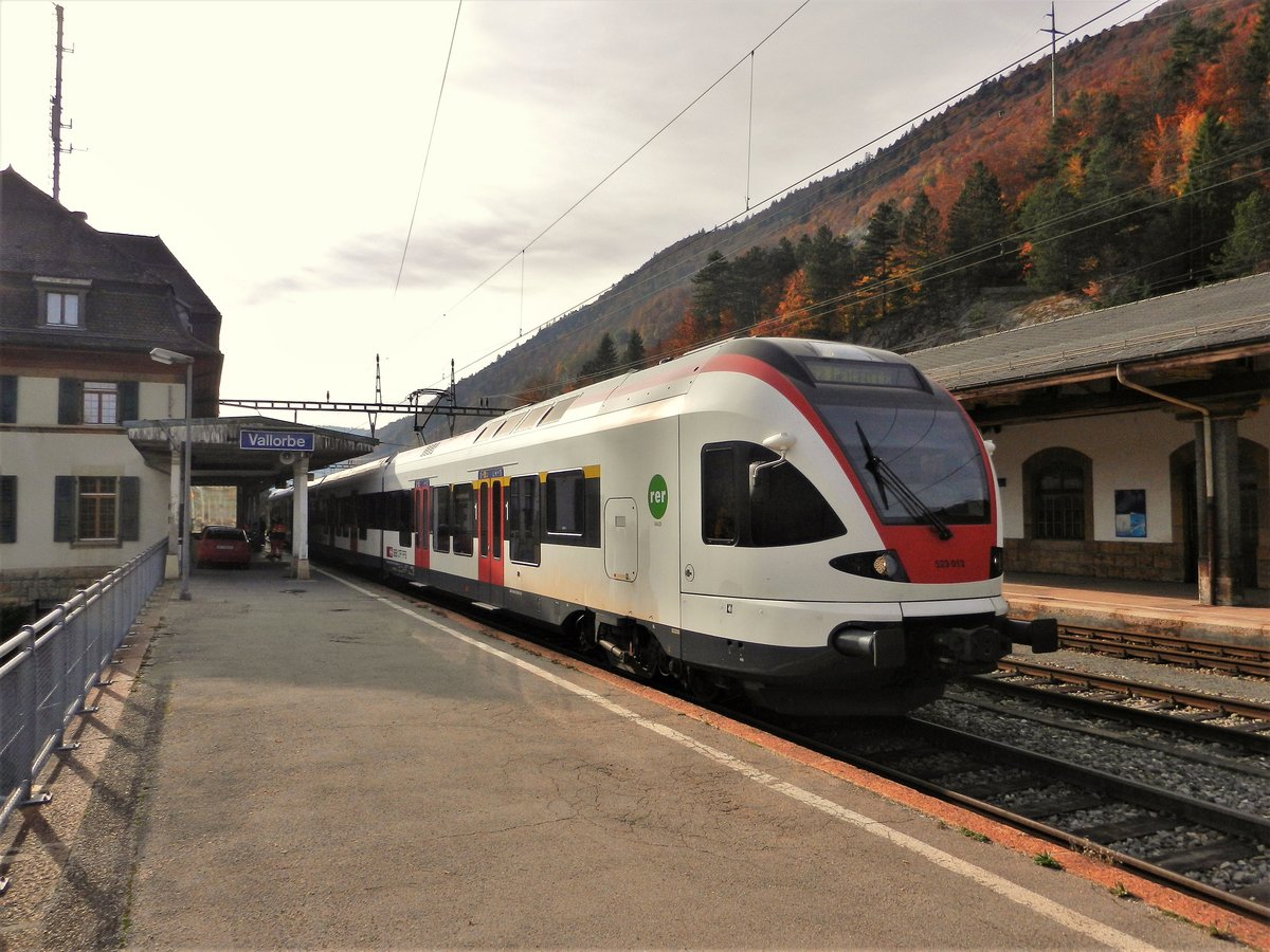 SBB - Triebzug RABe 523 013 im Bahnhof Vallorbe auf Gleis 1 als S2 nach Lausanne-Palézieux - 25.10.2013
