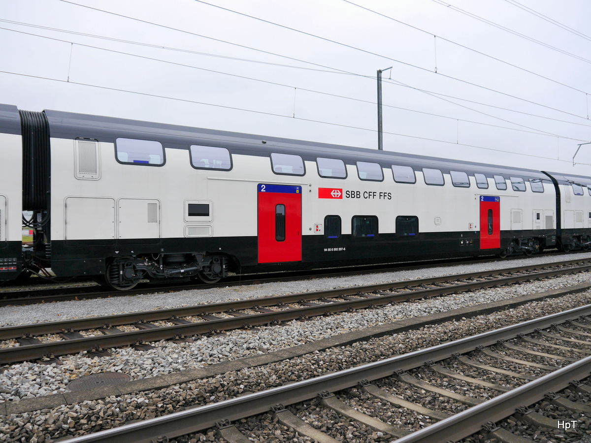 SBB - TWINDEXX Personenwagen 2 Kl. B 94 85 6 502 207-6 abgestellt in Luterbach-Attisholz am 27.01.2018