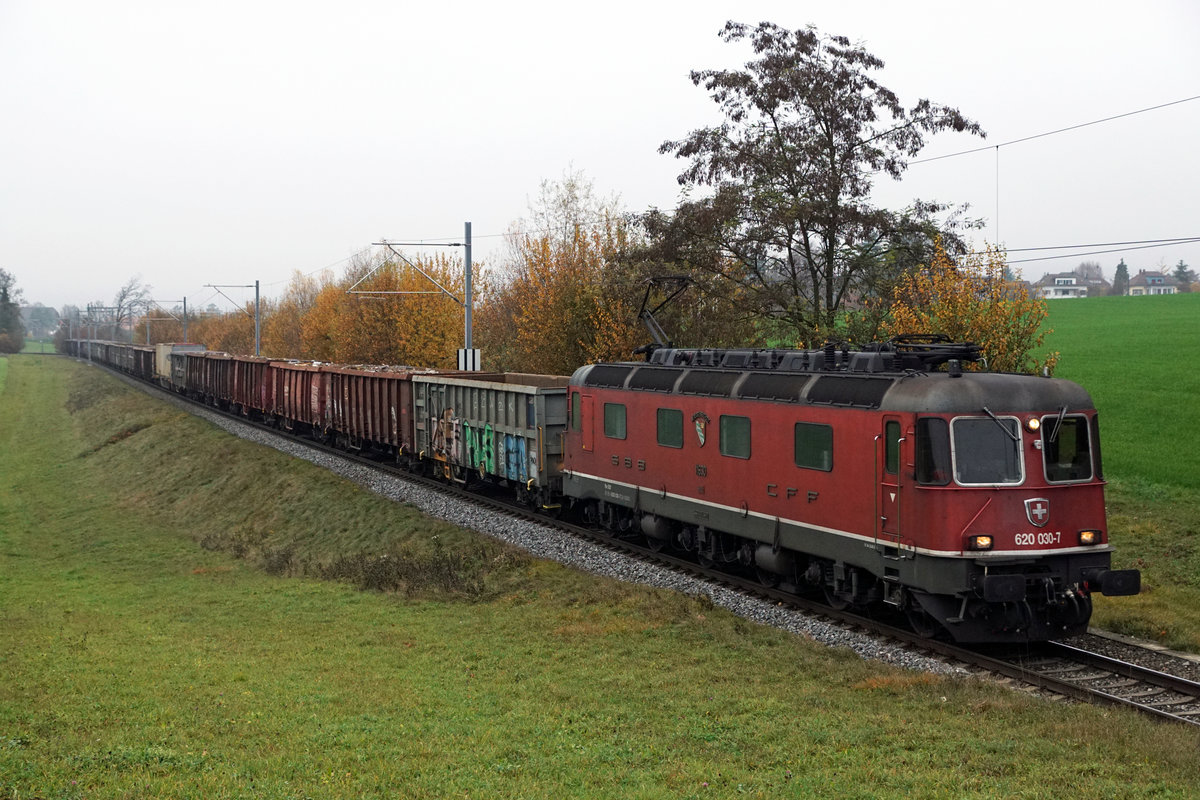 SBB Züge im Herbstnebel
Am 16. November 2018 brachte die Re 620 030-7 Herzogenbuchsee einen langen Güterzug von Basel nach Gerlafingen.
Die Schlechtwetteraufnahme entstand zwischen Solothurn und Biberist.
Foto: Walter Ruetsch  