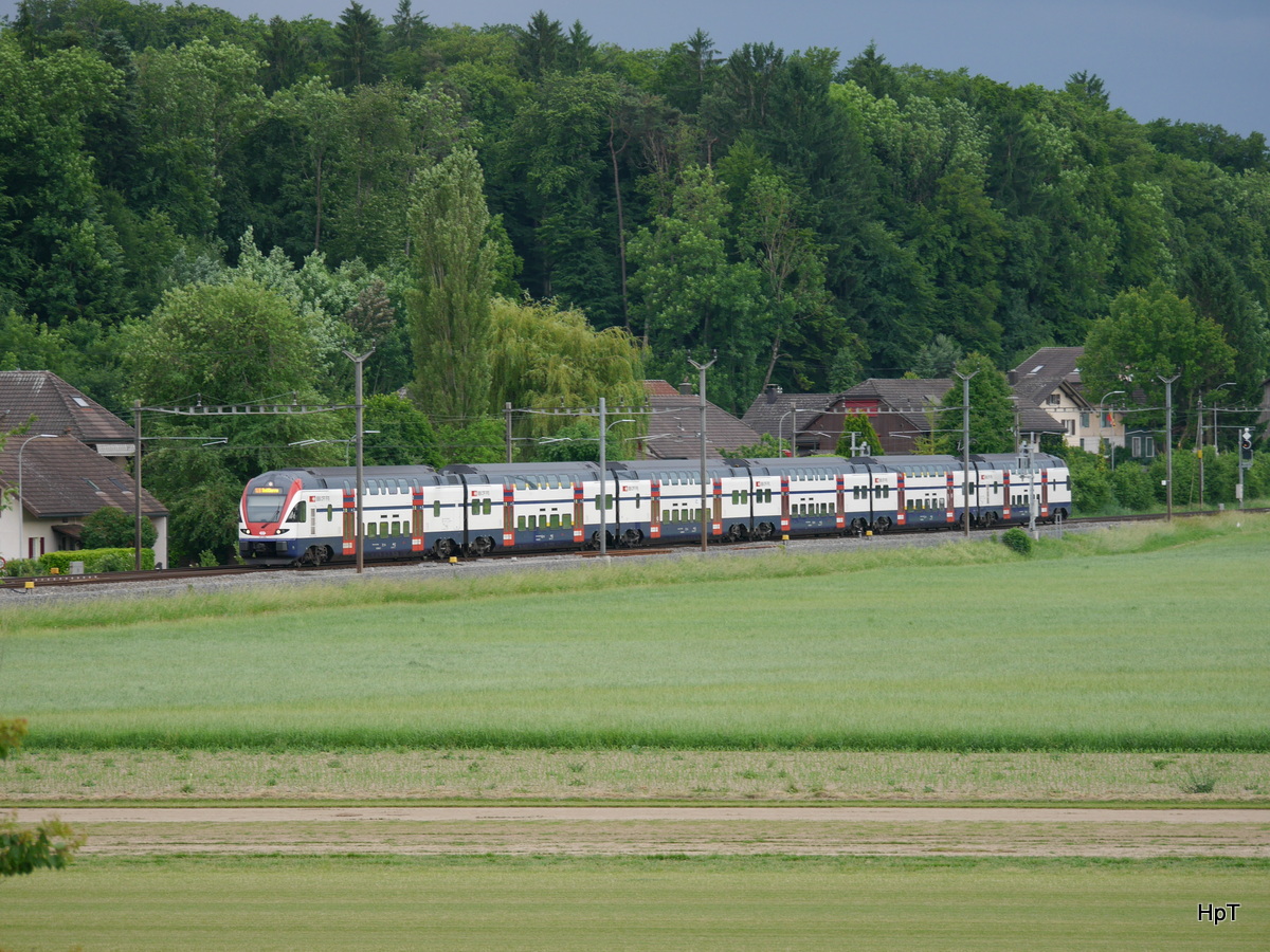 SBB - Zürcher S-Bahn unterwegs im Kanton Bern als RE von Bern nach Biel mit dem Triebzug RABe 511 035 unterwegs bei Busswil am 03.06.2017