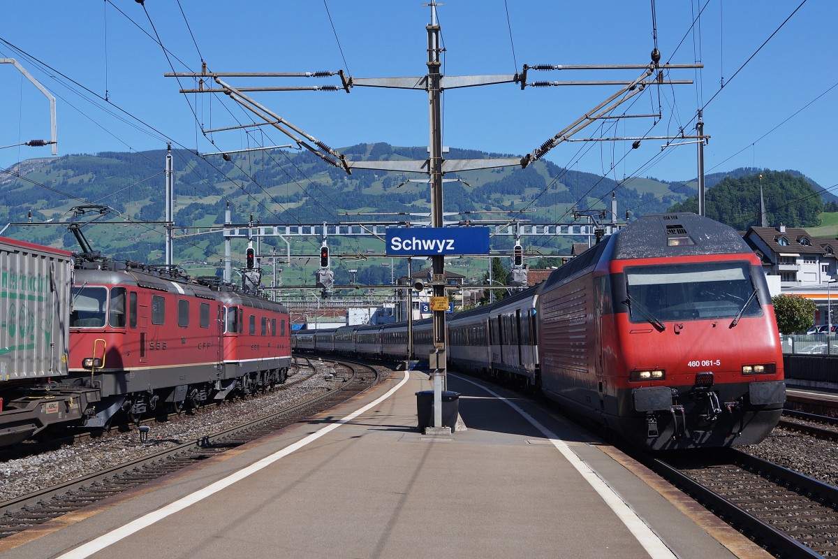 SBB: Zufällige Begegnung zwischen der Re 460 061-5 und einer Re 10/10 mit der Re 6/6 11668  Stein Säckingen  an der Zugsspitze in Schwyz am 7. Juni 2014.
Foto: Walter Ruetsch 