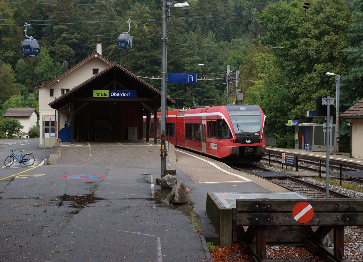 SBB: Zusammentreffen in Oberdorf am 19. September 2016 zwischen der Regionalbahn nach Moutier-Biel und der Seilbahn Weissenstein.
Foto: Walter Ruetsch