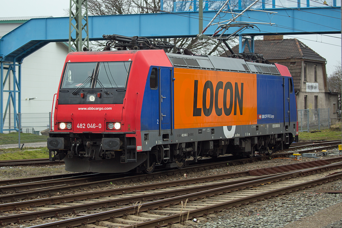 SBBCARGO Lok 482 046 von Lancken kommend bei einer Rangierfahrt für LOCON auf dem Bahnhof Bergen auf Rügen. - 17.02.2019
