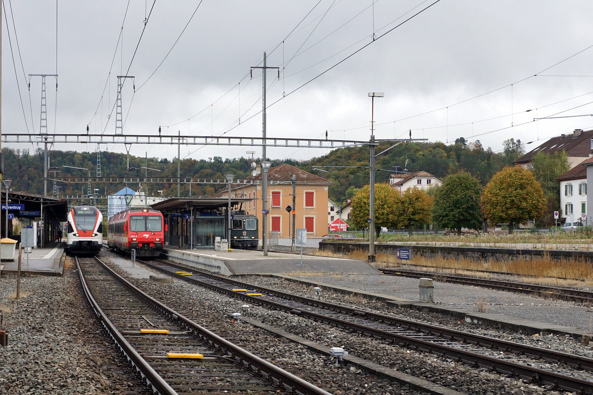 SBB/CJ: Bahnhof Porrentruy mit Zügen auf die Abfahrt nach Olten, Bonfol und Delémont wartend am 9. Oktober 2017.
Zu dieser Aufnahme: Bildausschnitt Fotoshop, Standort Velostation.
Foto: Walter Ruetsch 