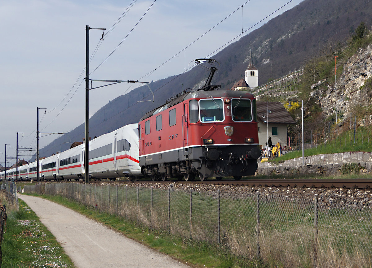 SBB/DB: Nachdem mit dem ICE4 in verschiedenen Regionen der Schweiz Probefahrten durchgeführt wurden, kehrte er am 31. März 2017 mit der Re 4/4 II 11143 in seine Heimat zurück. Fotografiert wurde die nicht alltägliche Überfuhr bis Basel Badischer Bahnhof bei Ligerz.
Foto: Walter Ruetsch