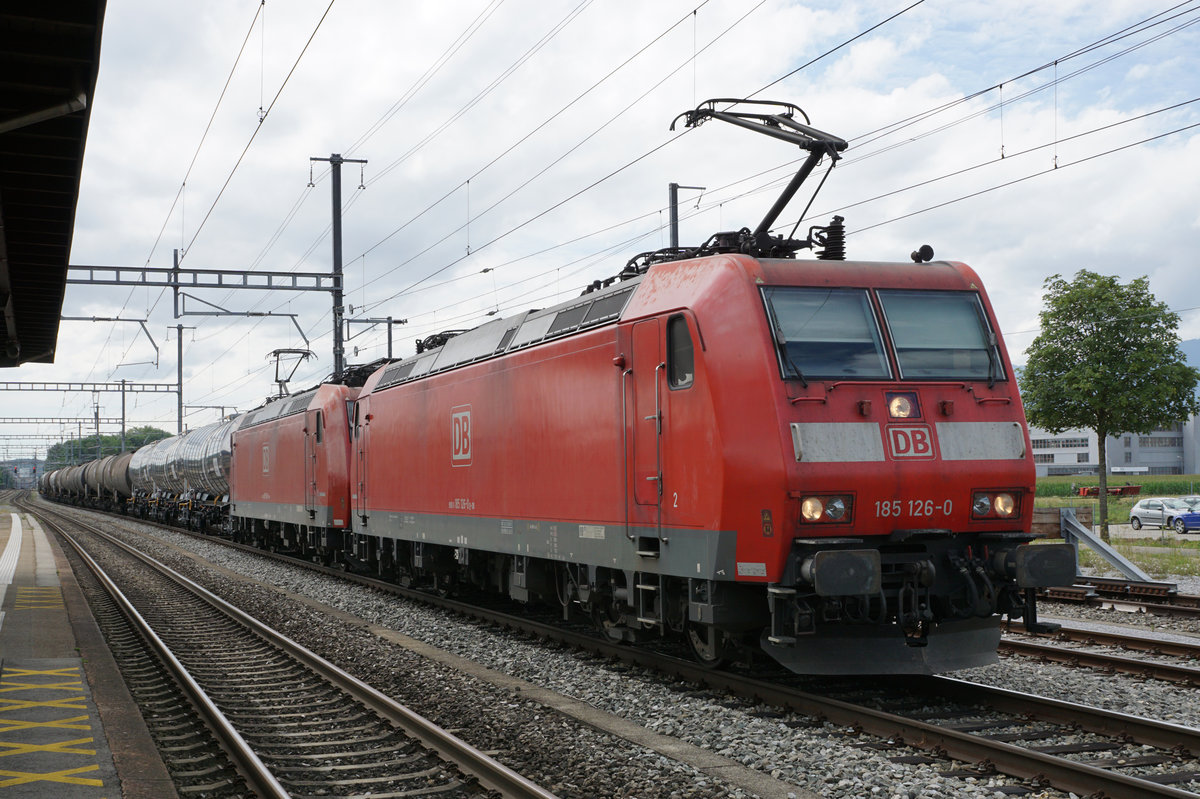 SBB/DB: Zwei DB Lokomotiven der BR 185 mit einem schweren Ölzug bei einem längeren Zwischenhalt auf dem Bahnhof Luterbach-Attisholz am 28. Juli 2017. Besondere Beachtung gilt den neuen Kesselwagen hinter den Loks.
Foto: Walter Ruetsch 