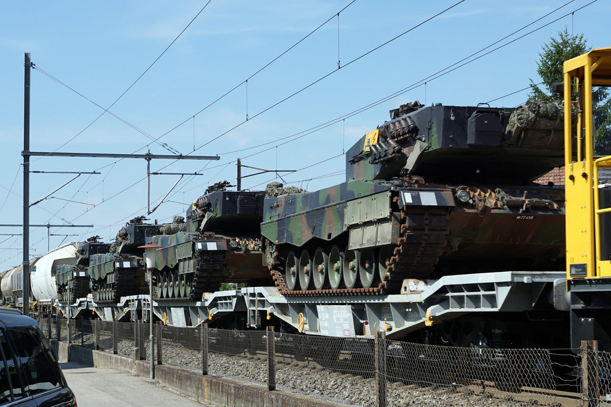 SBB/EMD: Überraschungsbild vom 18. Juli 2017.
Vier Kampfpanzer vom Typ Leopard 67 eingereiht in einen gemischten Güterzug, der sich auf der Fahrt in die Westschweiz befand. Dieses Bild entstand anlässlich der Bahnhofsdurchfahrt Niederbipp.
Foto: Walter Ruetsch