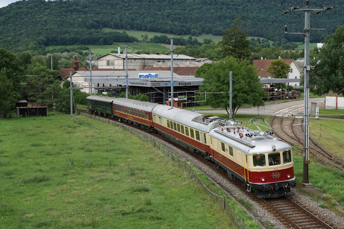 SBB/TEE CLASSIC: Mit der Re 4/4 I 10034 im Jura unterwegs am 12. August 2017.
Bei der Einfahrt Delémont in der Nähe der Rotonde von SBB Historic.
Foto: Walter Ruetsch

