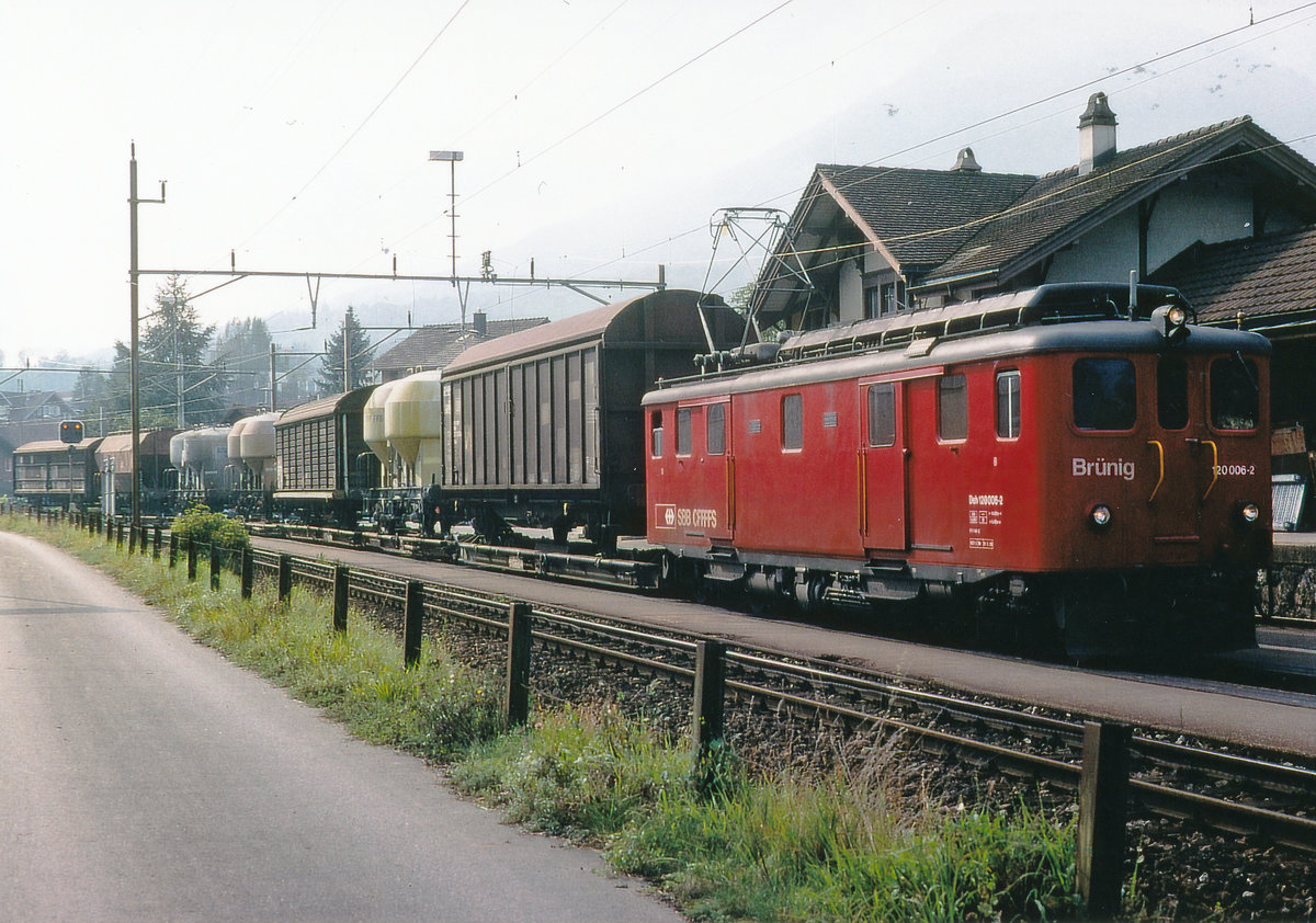 SBB/ZB: Ein stattlicher Güterzug mit einem Deh 4/6 auf die Abfahrt wartend in Alpnach-Dorf am 16. Oktober 2001.
Foto: Walter Ruetsch 