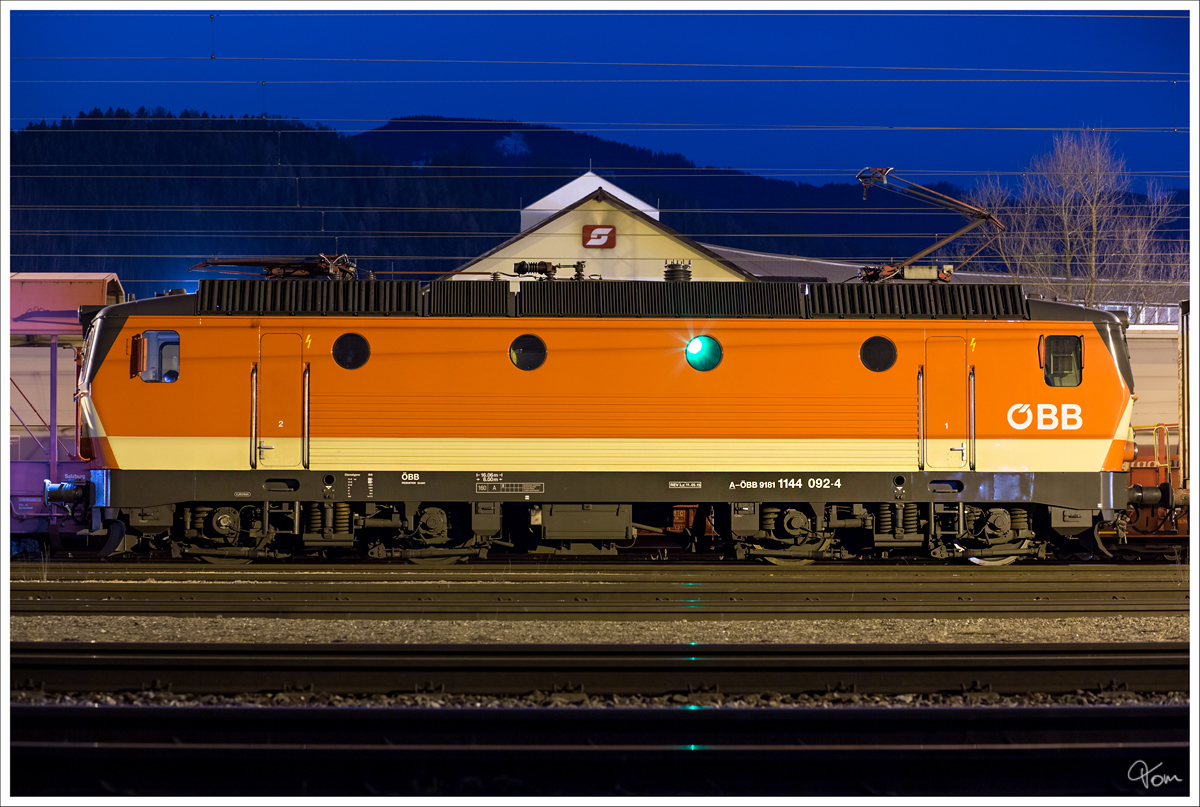 Schachbrett 1144 092 fotografiert zur blauen Stunde im Bahnhof Knittelfeld. 22_02_2016
