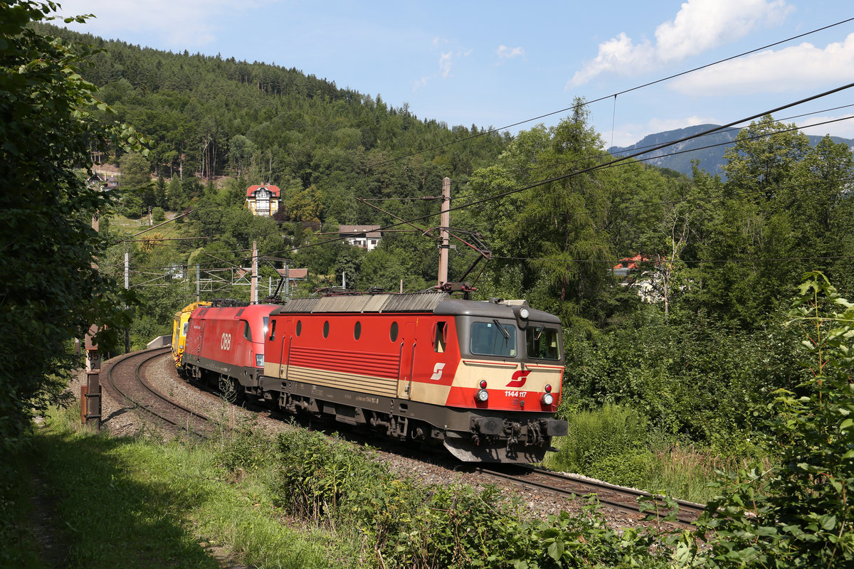 Schachbrett 1144.117+1116.260 fahren mit G-55509 im Juli 2017 bei Küb bergwärts.