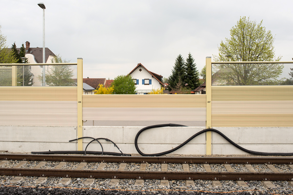 Schallschutzmauer im Bahnhof Tüssling. Ich stelle mir die Frage, würde ich hier wohnen, was mir lieber wäre: Gelegentliche, nächtliche Ruhestörung oder die Aussicht auf dieses Schmuckstück moderner Zweckarchitektur. 15.04.2017