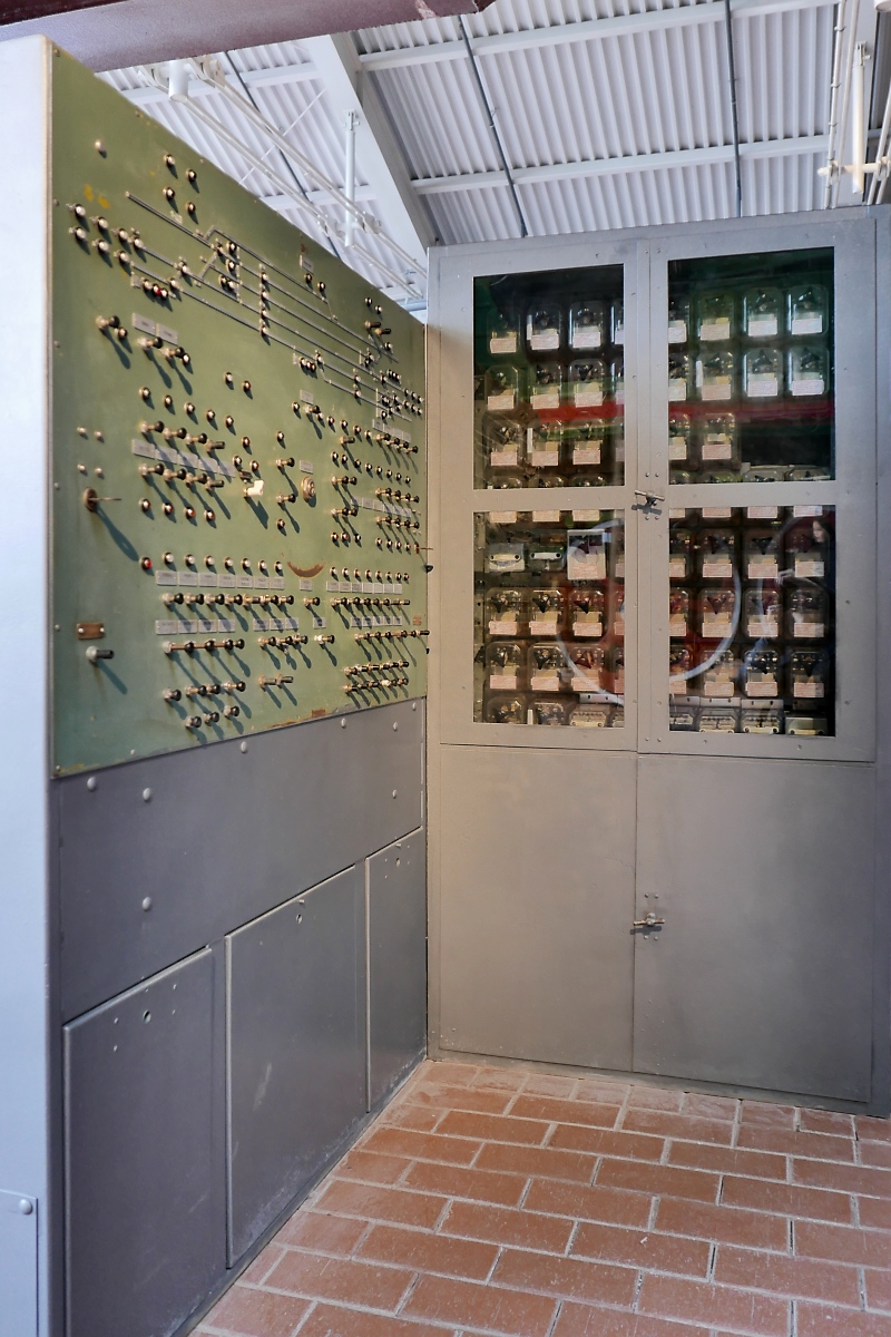 Schalttafel und Relais-Klappertechnik eines elektromechanischen Stellwerks, im Russischen Eisenbahnmuseum in St. Petersburg, 4.11.2017