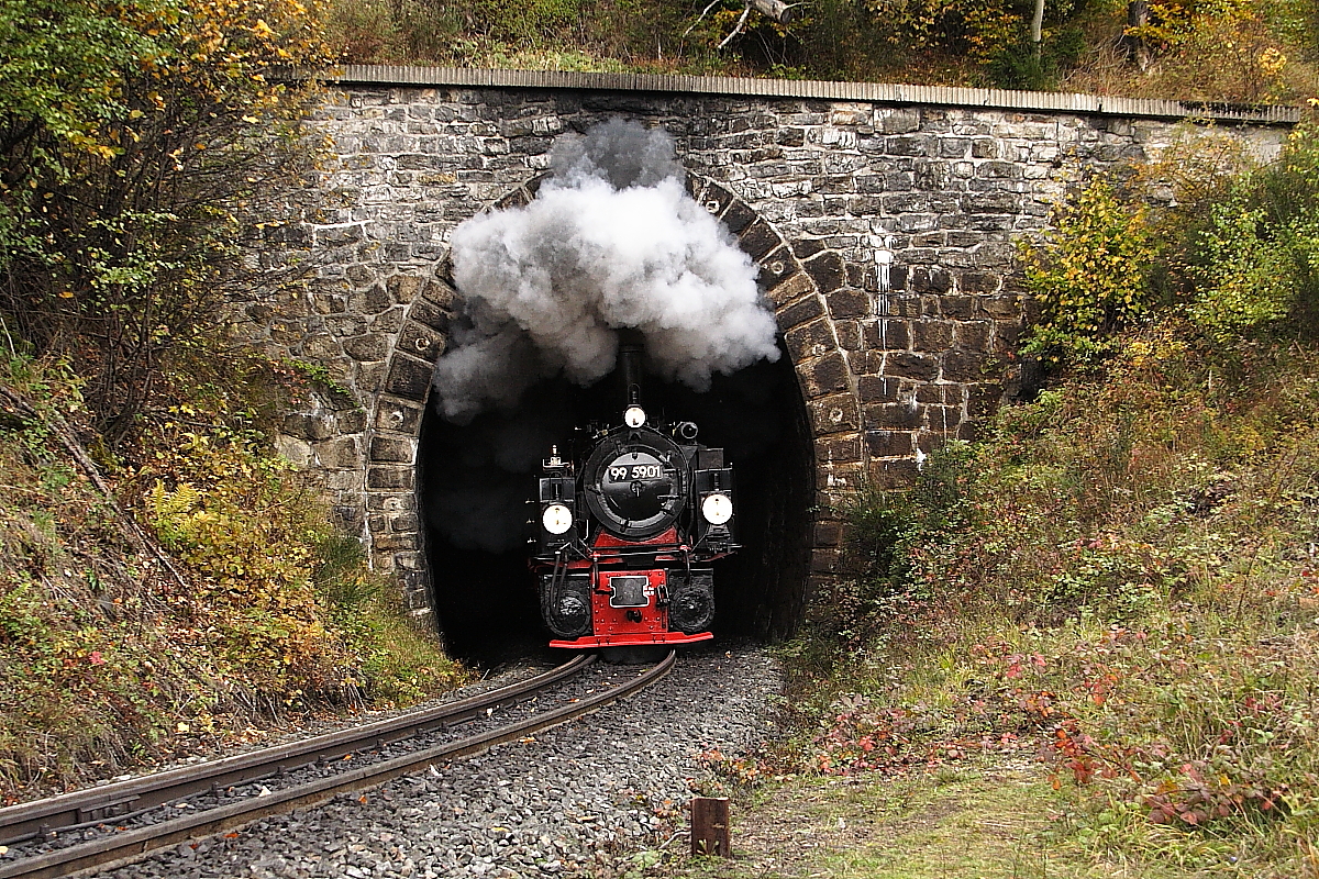 Scheinanfahrt von 99 5901 am 18.10.2013 mit einem Sonderzug der IG HSB am Thumkuhlenkopftunnel (Bild 2).