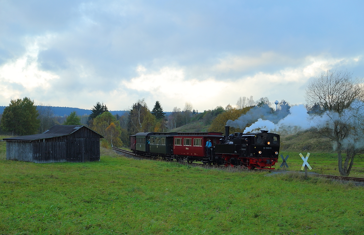 Scheinanfahrt von 99 5906 mit IG HSB-Sonderzug am 17.10.2014 zwischen Stiege und Straßberg (Kilometer 34). Nachdem die Fotografen und Filmer ausgestiegen sind, wird der Zug zur Vorbereitung der Scheinanfahrt jetzt ein Stück zurückgedrückt.