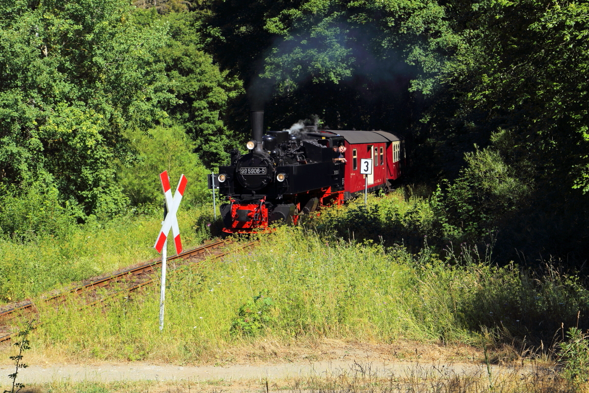 Scheinanfahrt von 99 5906 mit Jubiläumssonderzug am 07.07.2018 bei Güntersberge. (Bild 1)