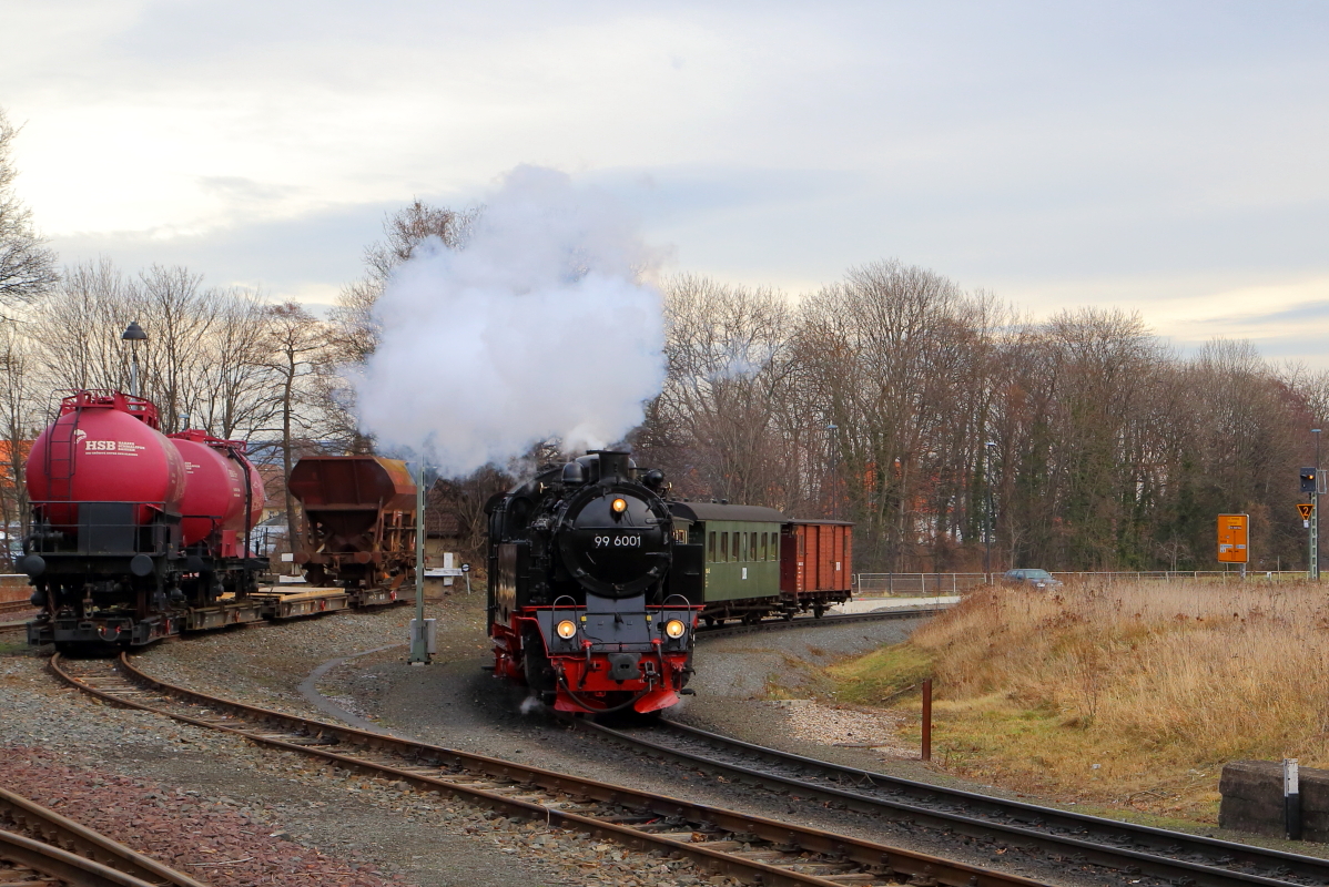 Scheinanfahrt von 99 6001 mit IG HSB-Sonderzug am 07.02.2016 zwischen Wernigerode und Wernigerode-Westerntor. (Bild 3) Die im linken Bildbereich auf Rollwagen stehenden Regelspurkesselwagen werden u.a. als Wassertransporter für Feuerlöscheinsätze verwendet. Auch kommen in diesem Bereich einige Wagen des HSB-Fotogüterzuges zur Abstellung.