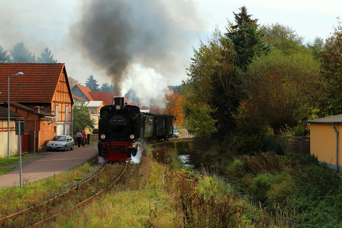 Scheinanfahrt von 99 6101 mit IG HSB-Sonderzug am 18.10.2014 im kleinen Harz-Örtchen Straßberg (Bild 2).