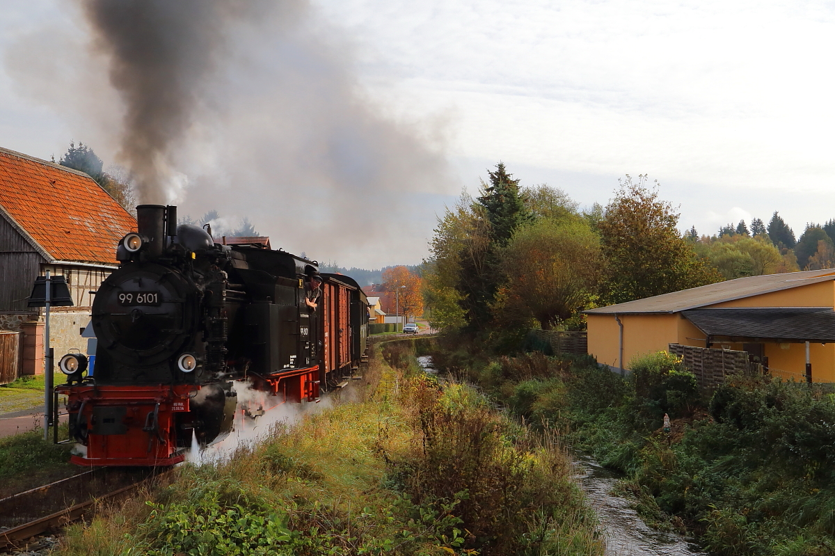 Scheinanfahrt von 99 6101 mit IG HSB-Sonderzug am 18.10.2014 im kleinen Harz-Örtchen Straßberg (Bild 3).