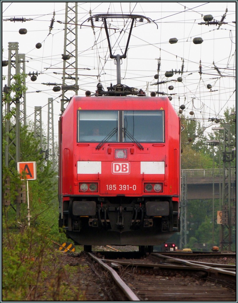 Schicht für heute! Die 185 391-0 auf ihren Weg zur Abstellgruppe in Aachen West.
Bildlich festgehalten von der alten Laderampe in Liegeposition im Mai 2012.