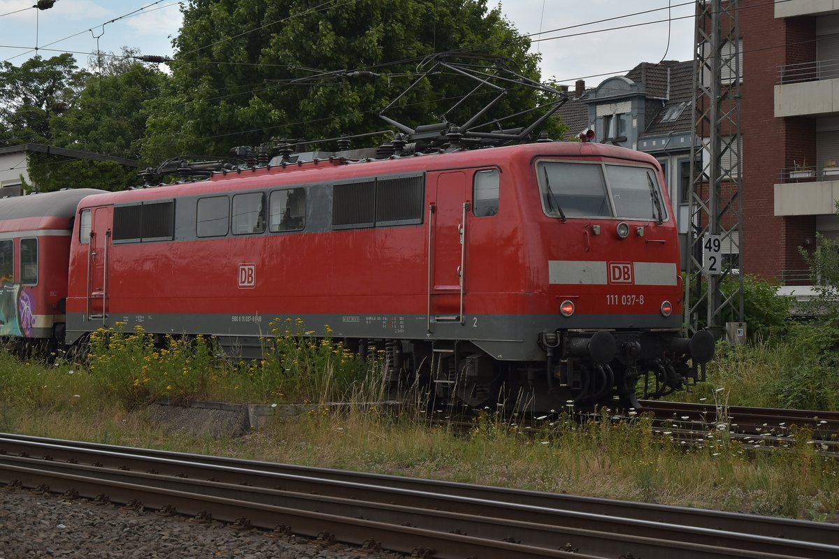 Schiebend am RE8 Verstärker nach Kaldenkirchen ist die 111 037-8 am Montagabend in Rheydt Hbf zu sehen. 10.7.2017
