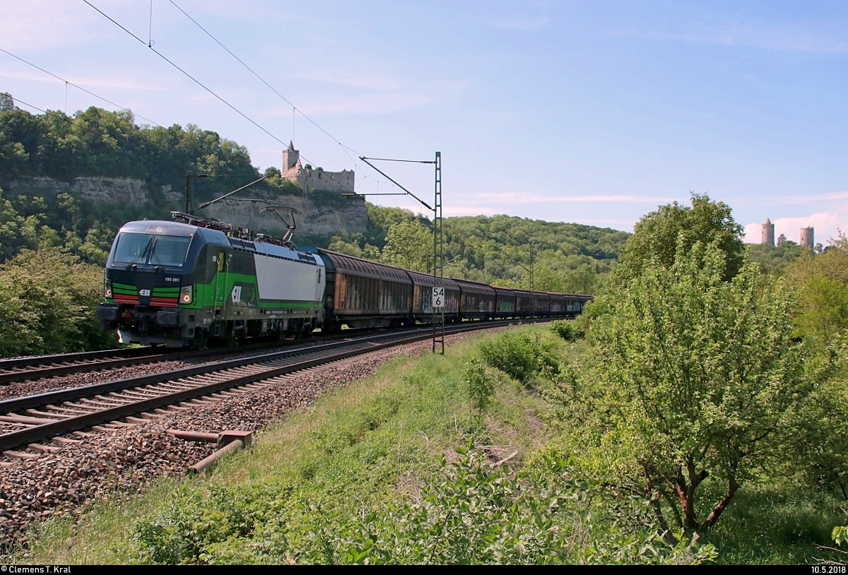 Schiebewandzug mit 193 281 (Siemens Vectron) der European Locomotive Leasing (ELL Austria GmbH) fährt bei Saaleck auf der Bahnstrecke Halle–Bebra (KBS 580) Richtung Naumburg (Saale).
[10.5.2018 | 11:50 Uhr]