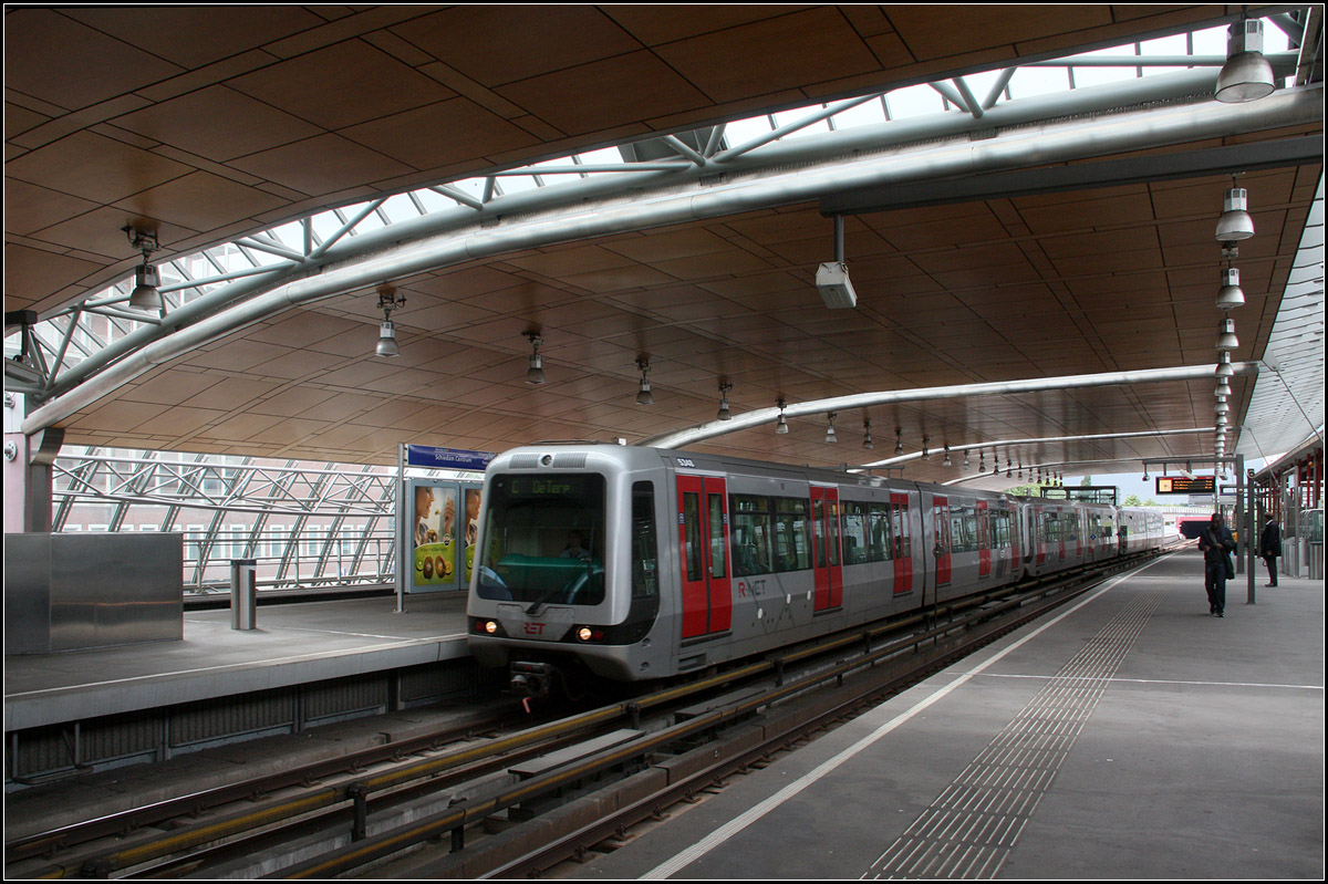 Schiedam Zentrum -

Metrostation Schiedam Zentrum in Rotterdam. Die drei Gleise liegen parallel zur dortigen Bahnstation. Eröffnet wurde die Metro am 04.11.2002.

21-06.2016 (M)