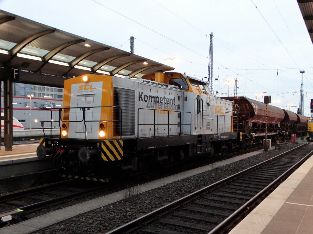Schienen Güterlogistik V150.04 (293 510-4) beim Einschottern am 18.02.17 in Frankfurt am Main Hbf vom Bahnsteig aus fotografiert. Es war der Bahnsteig offiziell zugänglich da auch andere Fahrgäste auf den Bahnsteig waren.