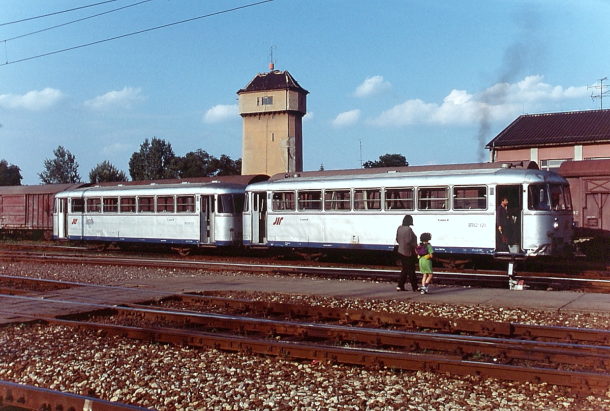 Schienenbusse in der Vojvodina: Im Juni 2000 stehen ein Trieb- und Steuerwagen der Reihe 812 abfahrbereit im Bahnhof Subotica.