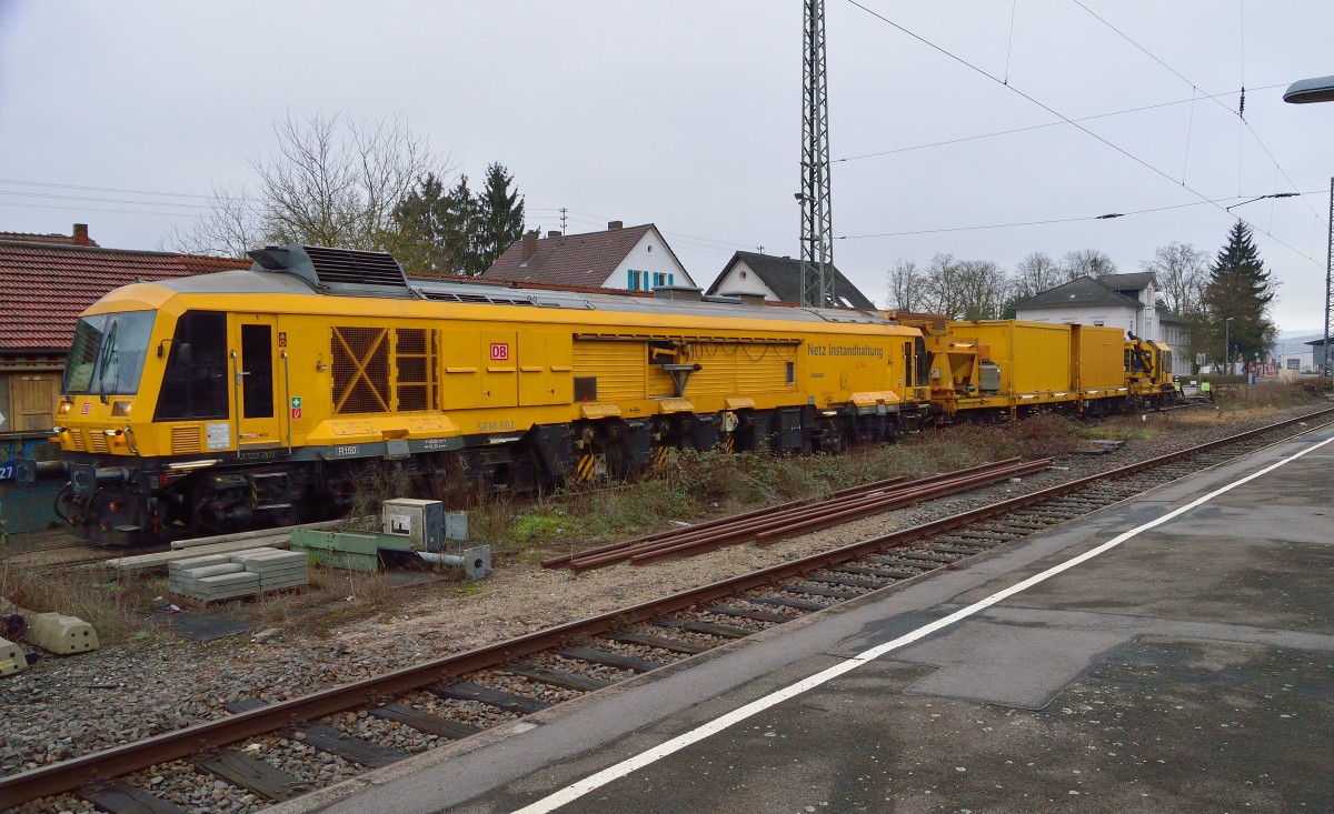 Schienenfräszug von DB Netz 3722-001 SFM 601 in Neckarelz abgestellt. 8.1.2014