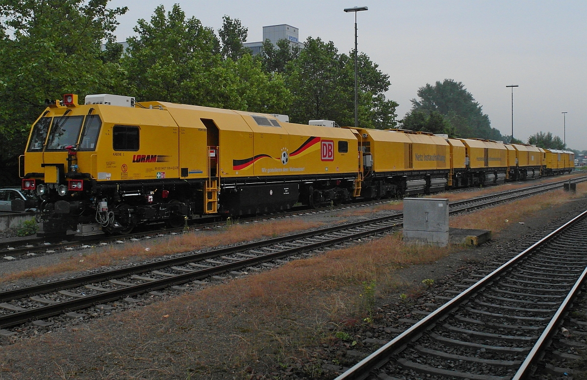 Schienenschleifmaschine von LORAM (99 80 9427 008-4-D-DB) am 16.06.2015 in Ravensburg. Aufnahme entstand vom zwischen den Gleisen 2 und 3 liegenden Bahnsteig.