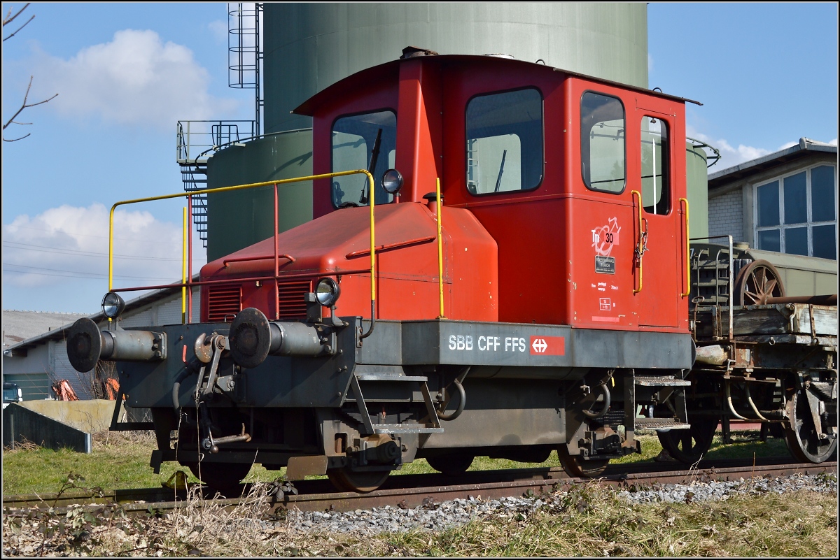 Schienentraktor Spitzmaus.

Schienentraktor Tm I Nr. 477 hat eine neue Arbeitsstelle gefunden. Vor dem Verlad nach Sargans gab es noch einen Fototermin... auf einer Wiese am Ende eines Industriegleises in Frauenfeld. Um den Erhalt kümmert sich IG Schiene Schweiz. Februar 2014.