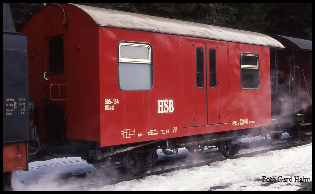 Schierke 18.02.1993: Frisch lackierter Gepäck- bzw. Begleitwagen der HSB mit der Bezeichnung 905-154 KDaai