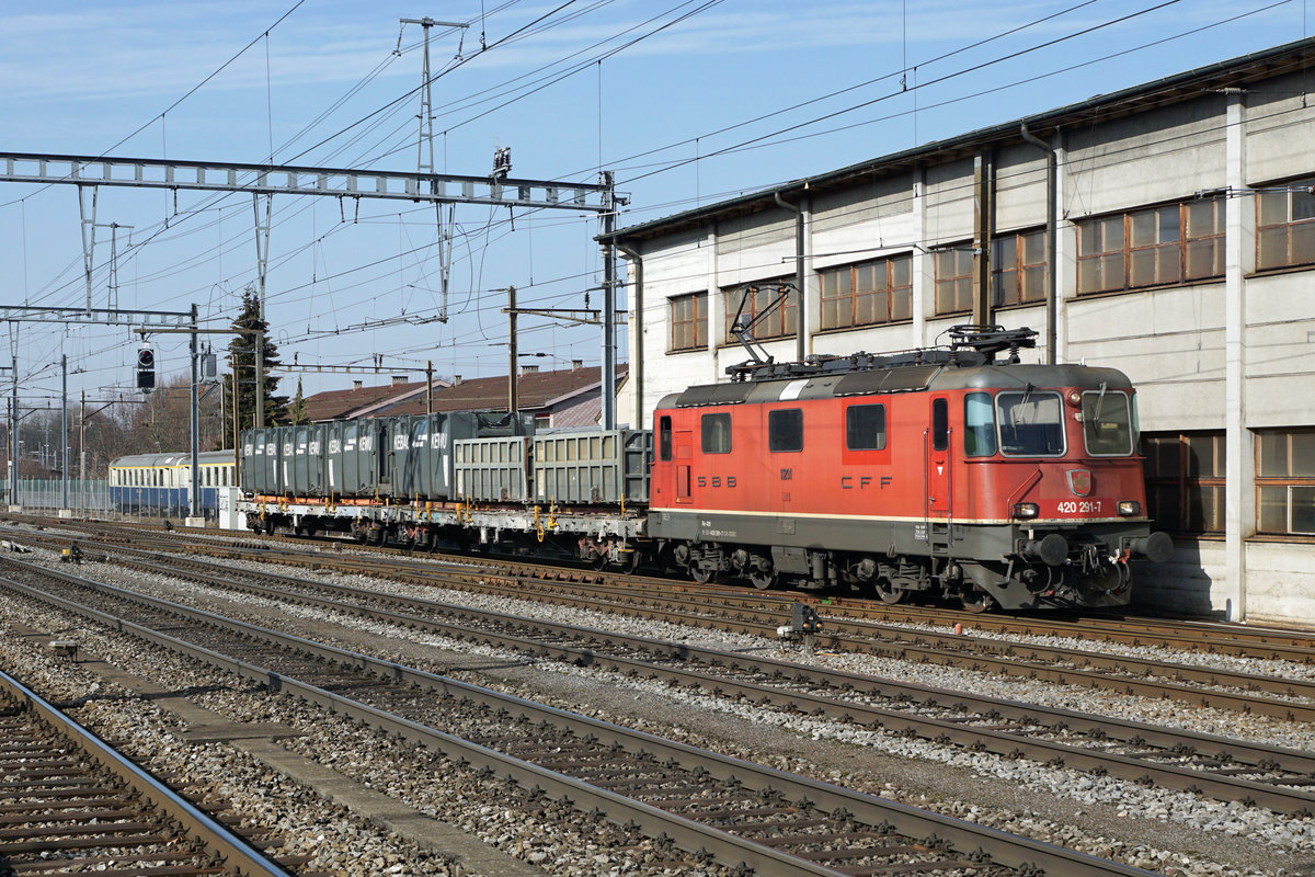Schlackenzug Zuchwil - Oberburg mit Re 420 291-7 bei der Bahnhofseinfahrt Burgdorf am 19. Februar 2019. Für die Weiterfahrt nach Oberburg  muss dieser Zug in Burgdorf umfahren werden.
Foto: Walter Ruetsch