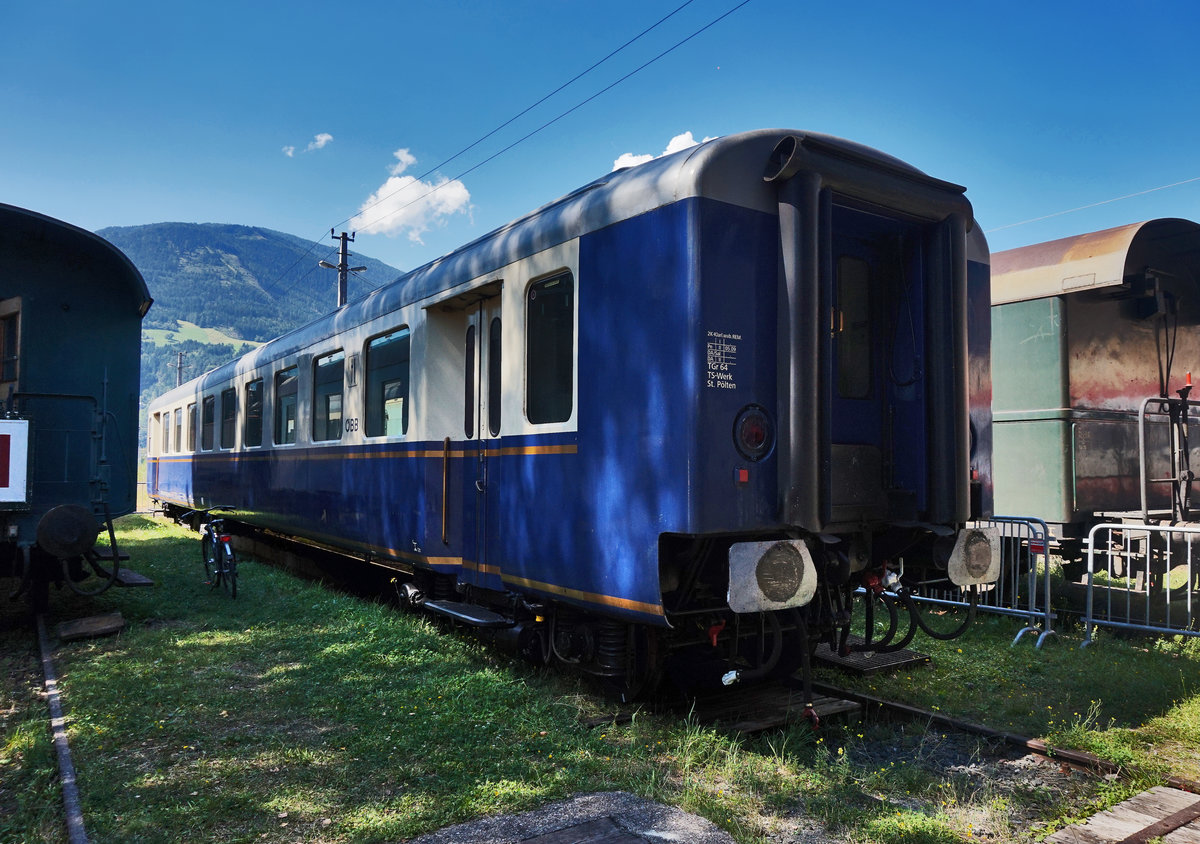 Schlieren-Speisewagen der Lienzer Eisenbahnfreunde, vor deren Heizhaus.
Der Waggon war bis zum Fahrplanwechsel im Dezember 2012 zischen Wien Franz-Josefs-Bahnhof und Passau Hbf beim Rad-Express-Donau im Einsaz. Er trägt auch noch immer die Logos der ÖBB sowie deren Registrierung.

Aufgenommen am 28.8.2016.