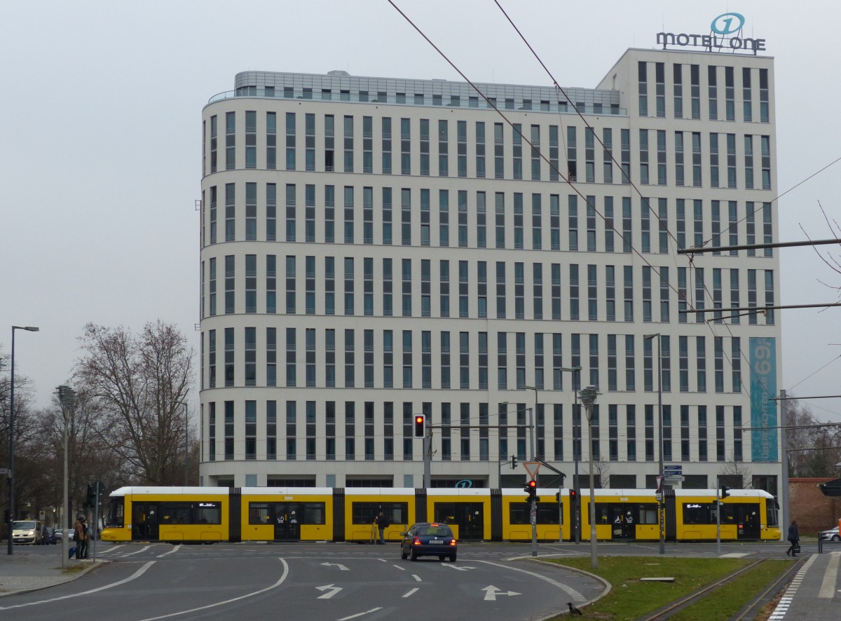 Schlitzfenster dominieren die Architektur rund um den Berliner Hauptbahnhof, zusammen mit neuen Straßenbahnen ergibt sich ein interessantes Bild. Motel One am Berliner Hauptbahnhof, 14.12.2014