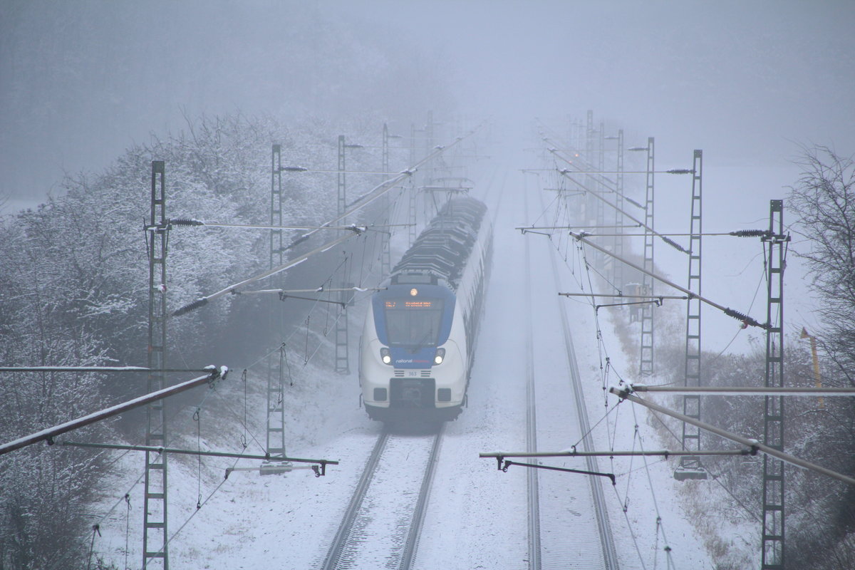 Schnee in Köln. -
Aus dem Nichts tauchen zwei blau/weiße Hamsterbacken auf, um auch wieder im Nichts zu verschwinden. RE 7 (Münster(Westf.)Hbf - Krefeld Hbf).

Köln Worringen, 11. Februar 2017