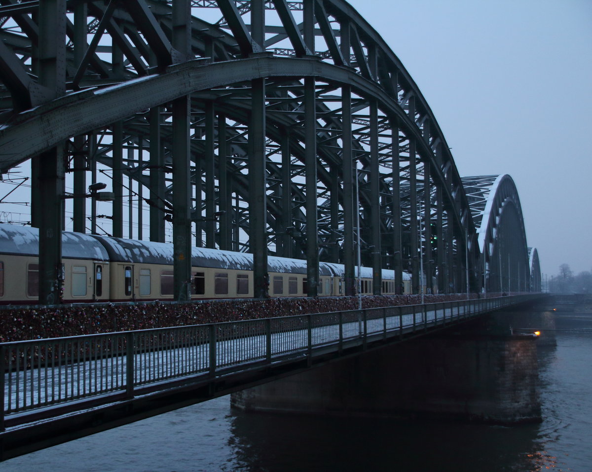 Schnee in Köln. 
Der AKE-Rheingold verlässt Köln und befährt das erste Highlight auf seiner Strecke.

Hohenzollernbrücke, 11. Februar 2017