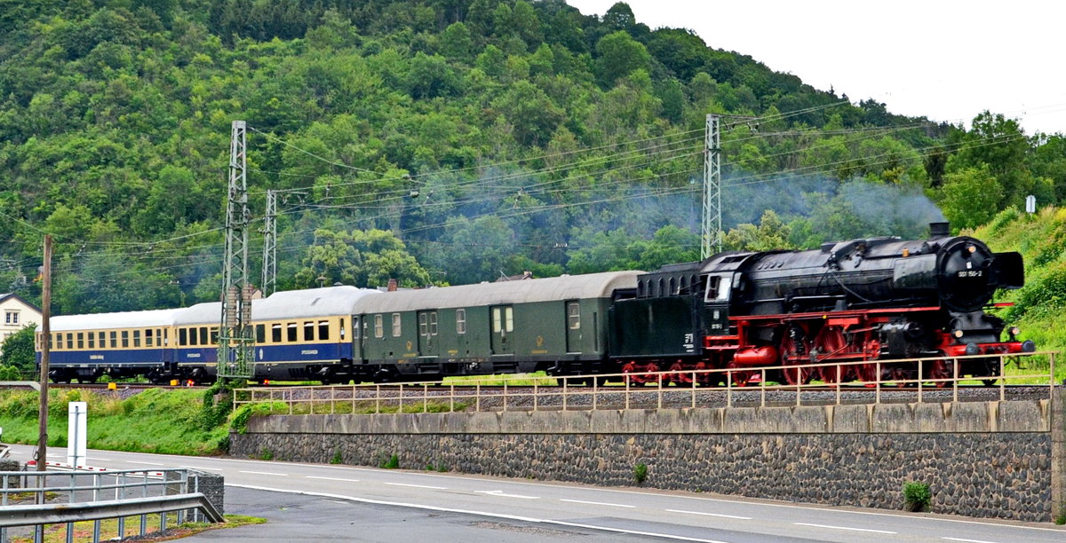 SchnellzugLok 001 150-2 Baureihe 01 waren Schlepptenderlokomotiven der Deutschen Reichsbahn für den schweren Schnellzugdienst. Auf schneller Fahrt bei Linz am Rhein Richtung Koblenz am 13.06.2018.