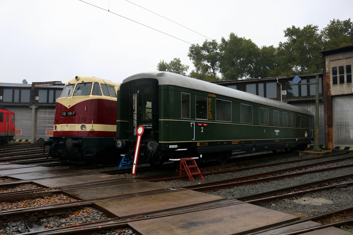 Schnellzugwagen 214 018 München und 118 119-7 (BR 228) stehen im ehemaligen Bw Lutherstadt Wittenberg anlässlich der jährlichen Bahnaktionstage. [24.9.2017 | 11:36 Uhr]