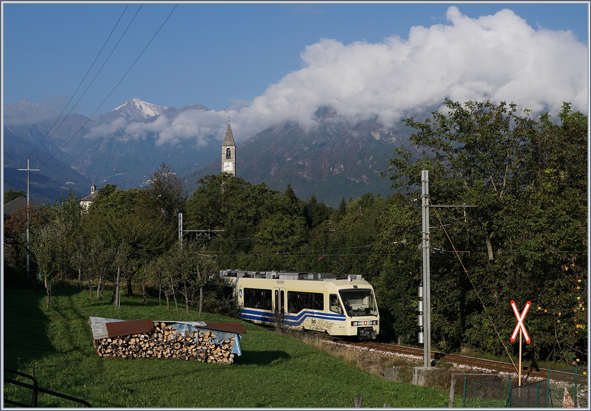 Schnittvarianten: Dieses Bild zeigt neben dem FART Centovalli-Express auf der Fahrt von Domodossola nach Locarno als CEX 43 bei Trontano viel Umfeld.
7. Okt. 2016