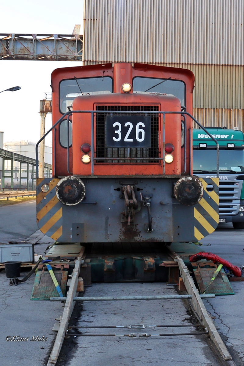 Schön zu erleben, das nicht alles was mit der wegbrechenden Zechen-Industrie zu tun hat, dem Schweiß-Brenner zum Opfer fällt. 
Die RBH-Lok 326, eine Henschel DHG160B aus dem Jahre 1965, stand schon auf einen Schrottgleis mit anderen RAG/RBH-Loks, vorgesehen zu einer letzten Fahrt in Richtung Opladen zu einem Verwerter. Durch privates Engagement blieb ihr diese Schicksal erspart und fand jetzt eine neue Heimat bei der HEG (Historische Eisenbahn Gelsenkirchen).
Es war toll und schön den Transport von einem Unterstand, wo sie sich seit ihren Abtransport von ihrem letzten Standort dem Bergwerk Auguste-Viktoria, kurzfristig untergestellt war, zu ihrem neuen  Zuhause  im BW Gelsenkirchen-Bismarck in der Halle der HEG begleiten zu dürfen. 
Absolute Hochachtung vor der Leistung aller Beteiligten, dieses Industrie-Denkmal der deutschen Bergbau-Industrie vor dem Hochofen zu retten und eine neue Zukunft zu bieten.
Alle Bilder vom Transport gibt es unter : http://kdmfoto.de/index.php/industrie/eisenbahn/historische-eisenbahn-gelsenkirchen-heg/rbh-326-transport-zur-heg-15-2-17
