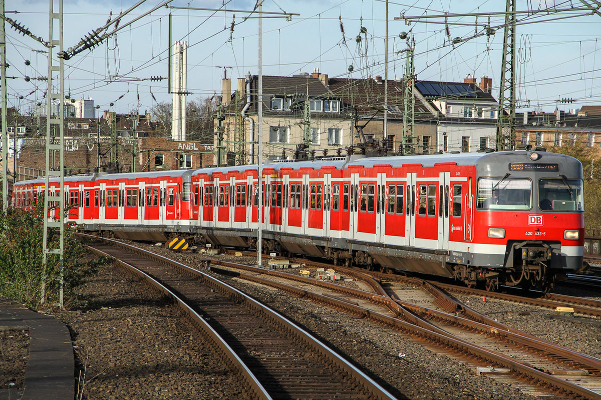 Schöne Überraschung am 1 April 2016 in Düsseldorf. Eine 420er S-Bahn.