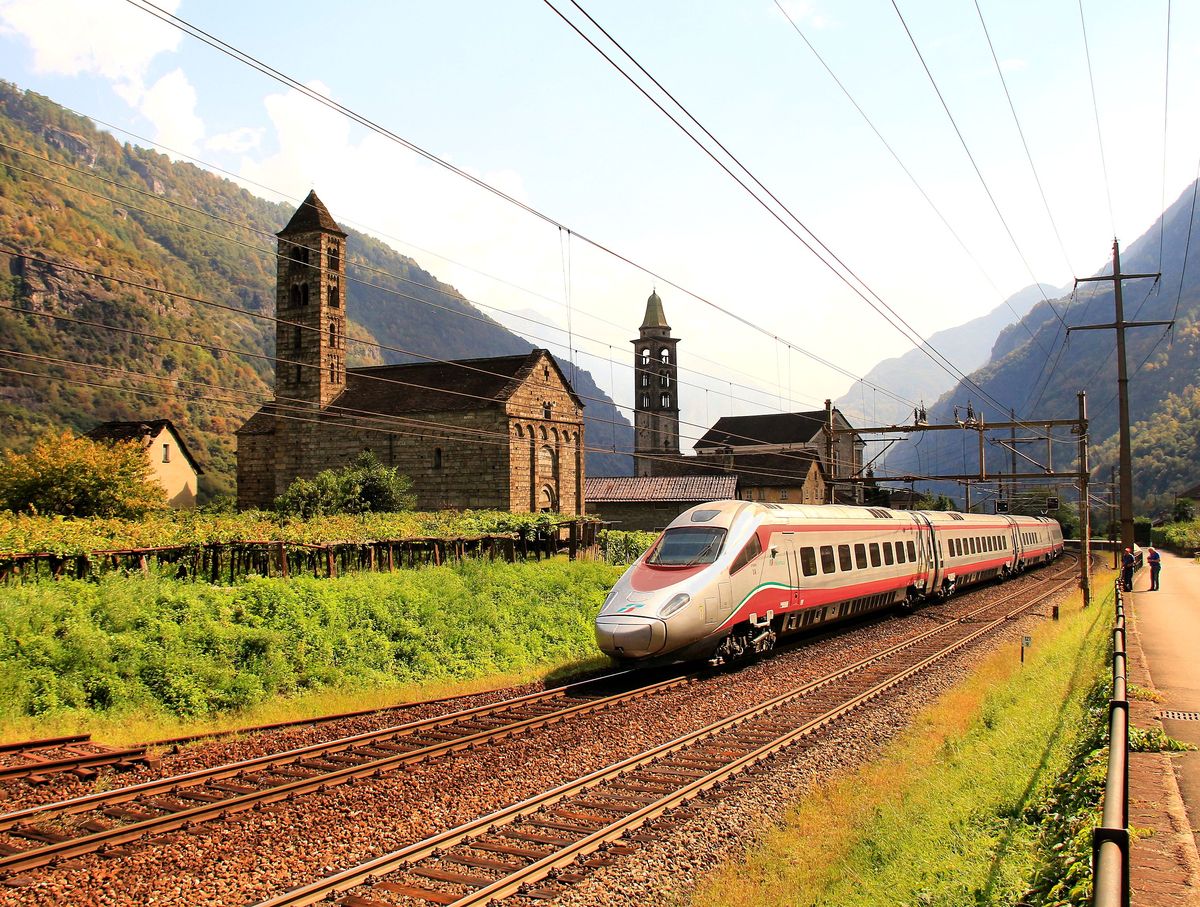 Schöner Eisenbahn-Erlebnistag mit den Bahnphotographen Walter Ruetsch und Horst Lüdicke. Giornico, Durchfahrt eines italienischen ETR 610 (Nr. 3). 13.September 2016.  