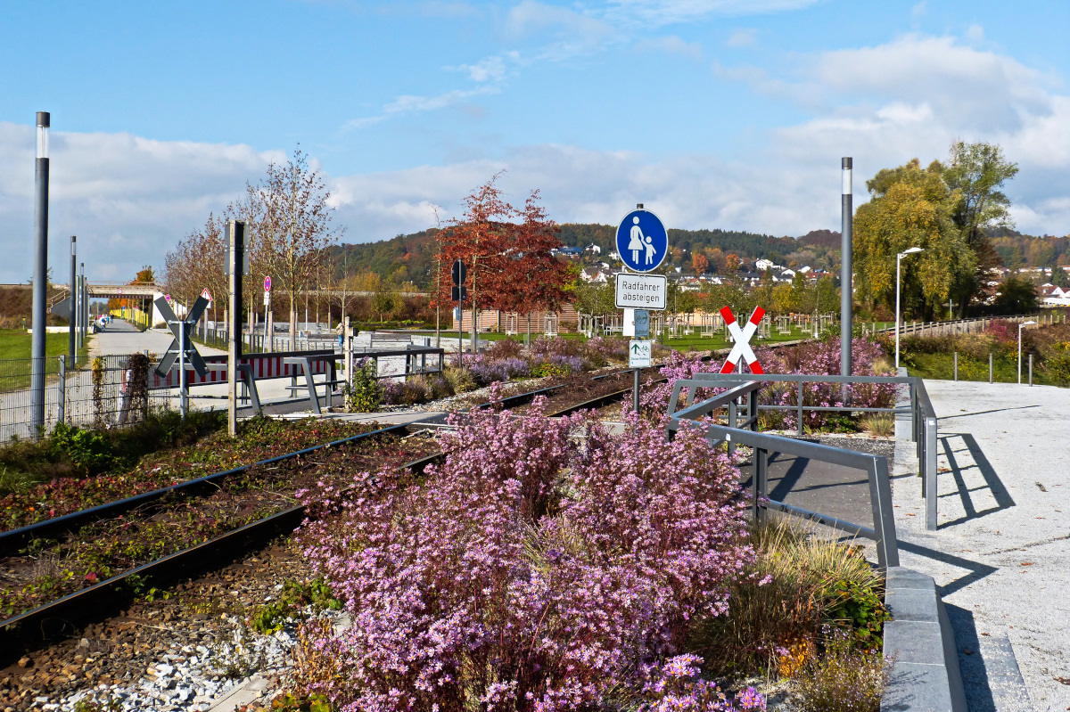 Schöner farbenfroher Bahnübergnag am Stadtrand von Deggendorf nur für Fußgänger. Ab und zu fahren hier Übergabezüge lang zum Hafen. 30.10.2016