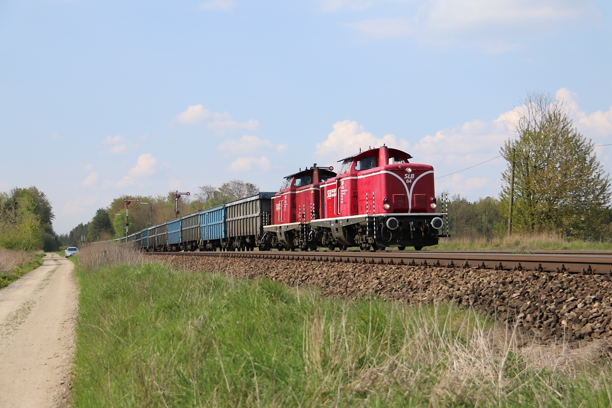 Schon eigentlich auf der Abreise kamen die SLB Loks 84 und 83 wieder zurück aus Richtung Mühldorf. Aufgenommen in Tüßling am 23.04.2014.