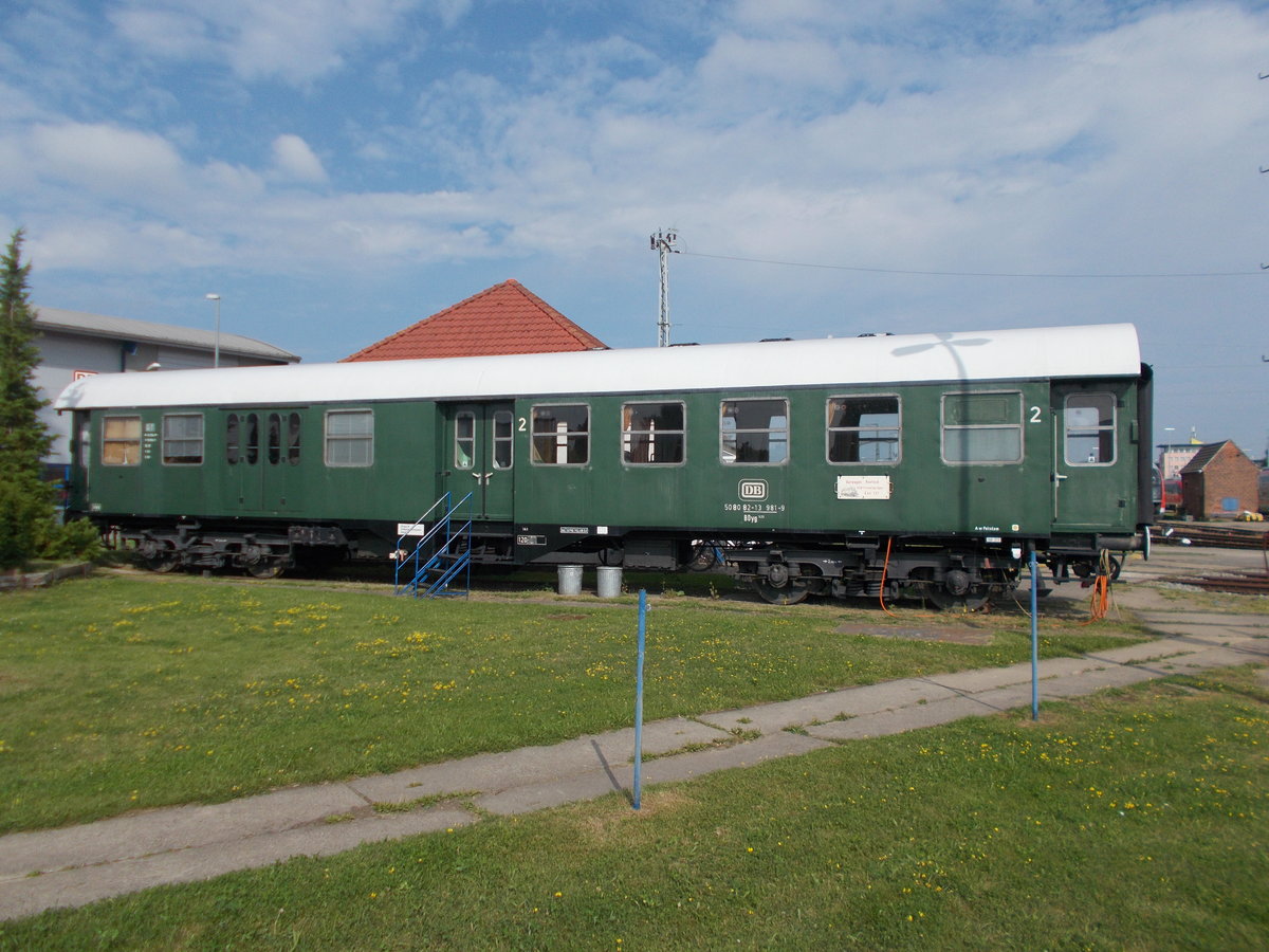 Schon einige Jahre steht der BDyg 50 80 82-13 981-9 in Rostock.Aufnahme vom 24.Juli 2016.