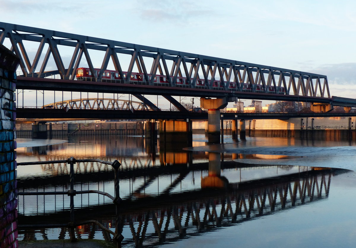 Schon früh neigt sich in der kalten Jahreshälfte der Tag dem Ende zu. Die S-Bahn der BR 474 genießt die letzten Sonnenstrahlen im Billhafen in Hamburg. 25.11.2017