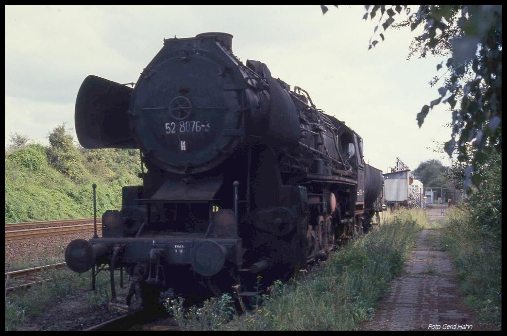 Schon nicht mehr einsatzbereit stand am 16.9.1990 noch die Dampflok 528076 auf einem Abstellgleis im BW Eilsleben.